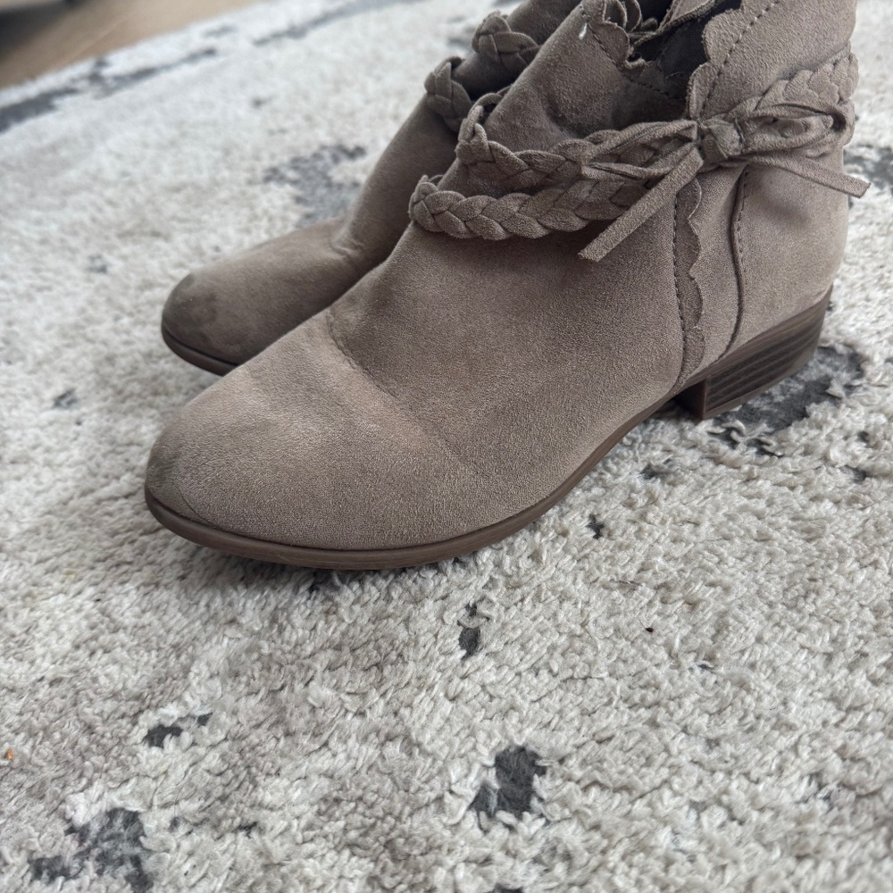 Girls shoes